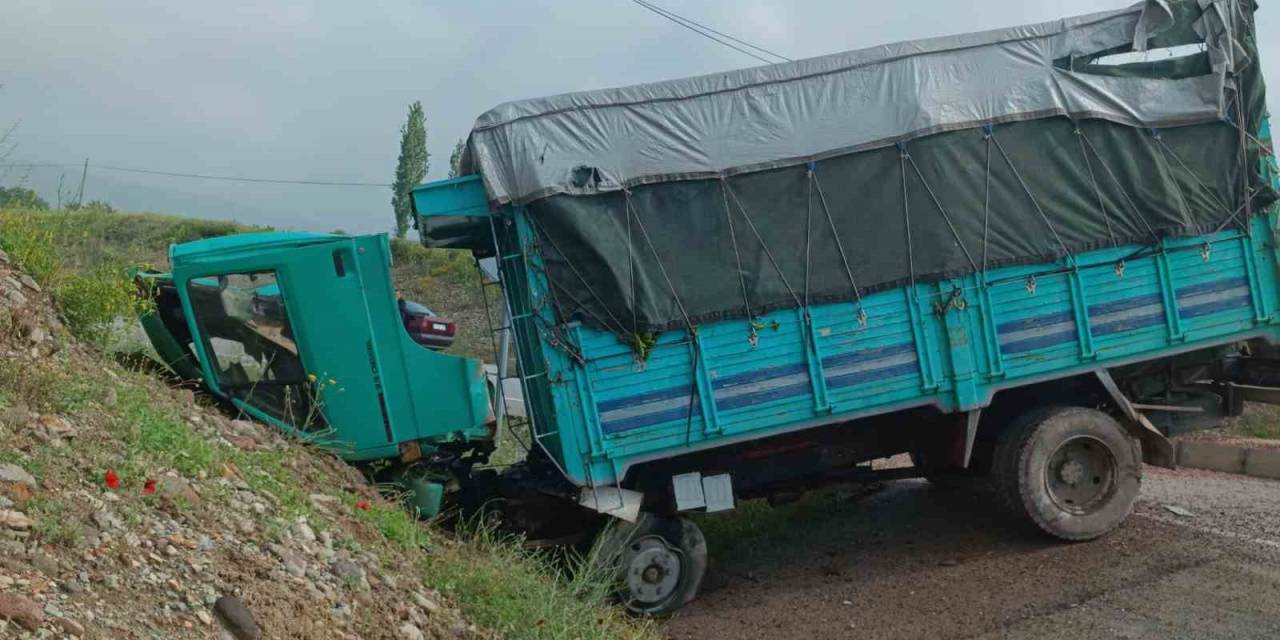 Şarampole Giren Kamyonette 2 Kişi Yaralandı