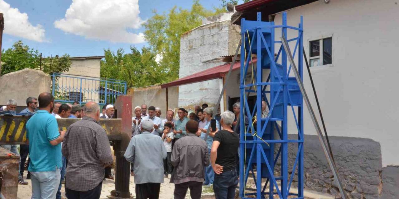 Mahalleliden Güç Birliği: Depremde Yıkılan Minarenin Yerine Fiberglas Ve Çelikle Yenisi Yapılıyor