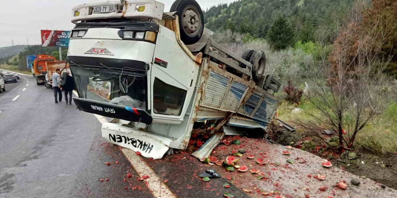 Meyve Yüklü Kamyon Devrildi, Yol Karpuz Tarlasına Döndü