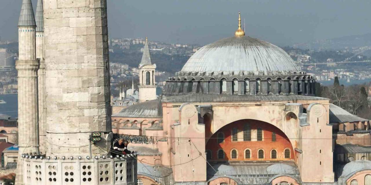 Ayasofya Ve Sultanahmet Camii’lerinde Karşılıklı Ezan Okuma Geleneği