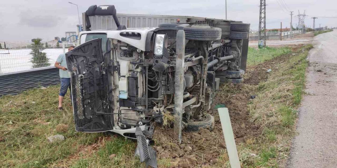 Ereğli’de Kontrolden Çıkan Kamyon Devrildi