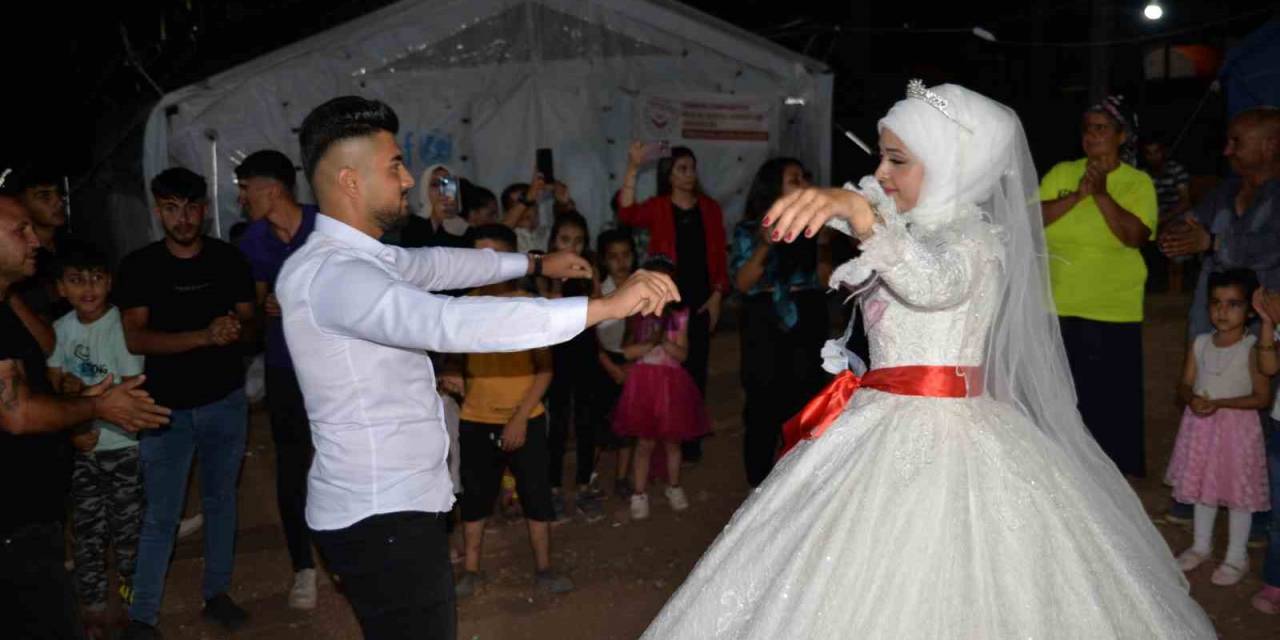 Depremzede Çift, Aşklarının Başladığı Çadır Kentte Evlendi