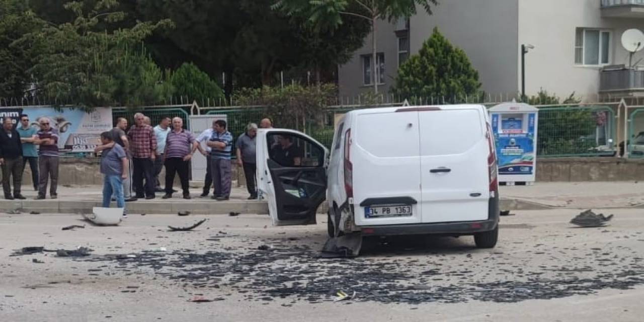 Para Taşıyan Banka Minibüsü İle Kamyonet Çarpıştı: 2 Yaralı