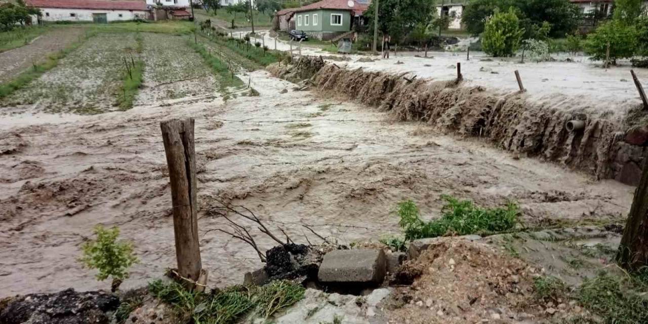 Ankara’da Sel Hayatı Durma Noktasına Getirdi