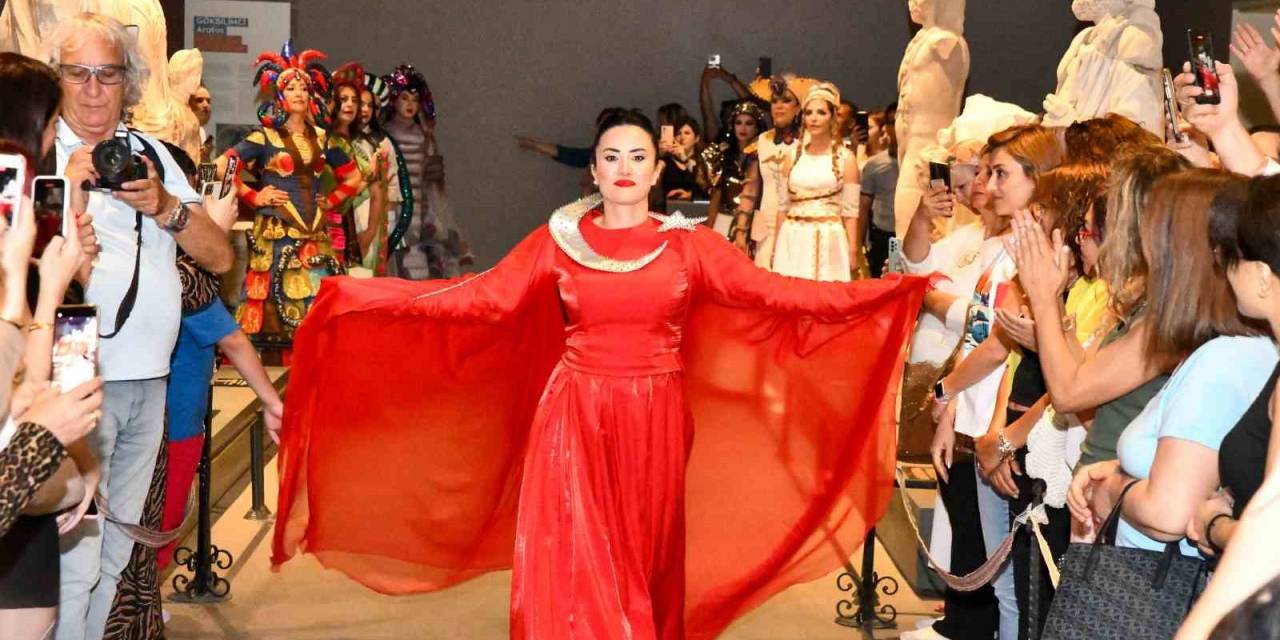 Mersin’de ’güçlü Kadınlar Ve Şahmeran’ Temalı Sergi Ve Defile Düzenlendi