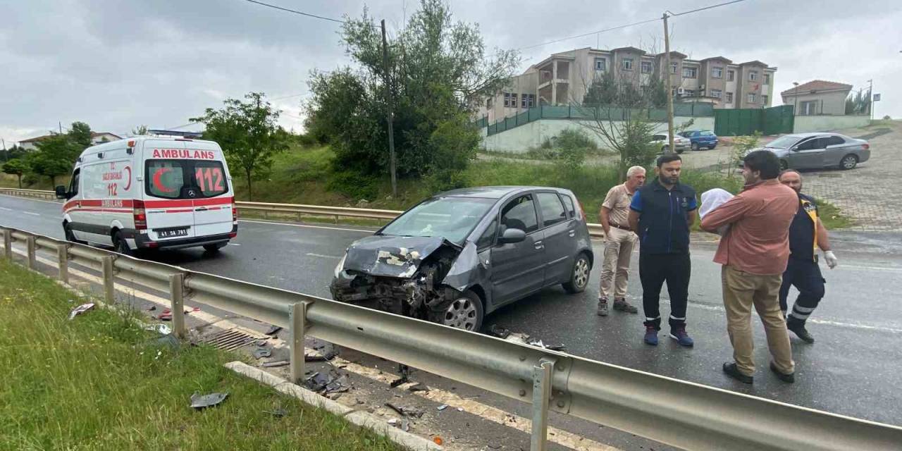 Kavşakta İki Otomobil Çarpıştı: 1’i Bebek 3 Yaralı