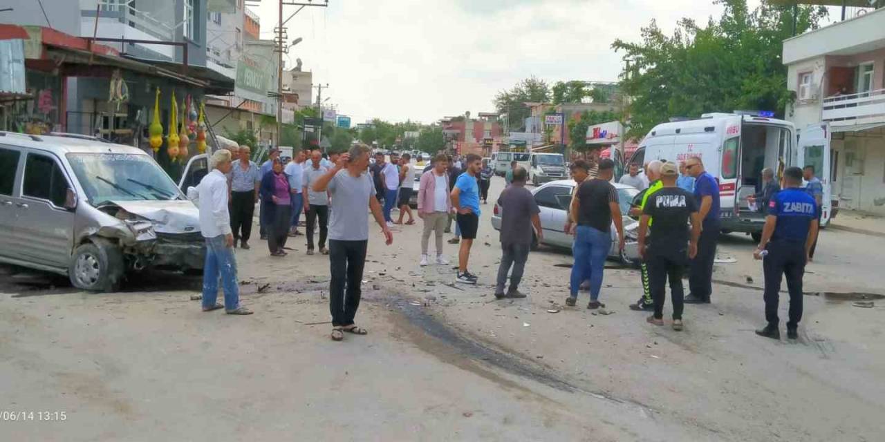 İki Araç Kafa Kafaya Çarpıştı: 4 Yaralı
