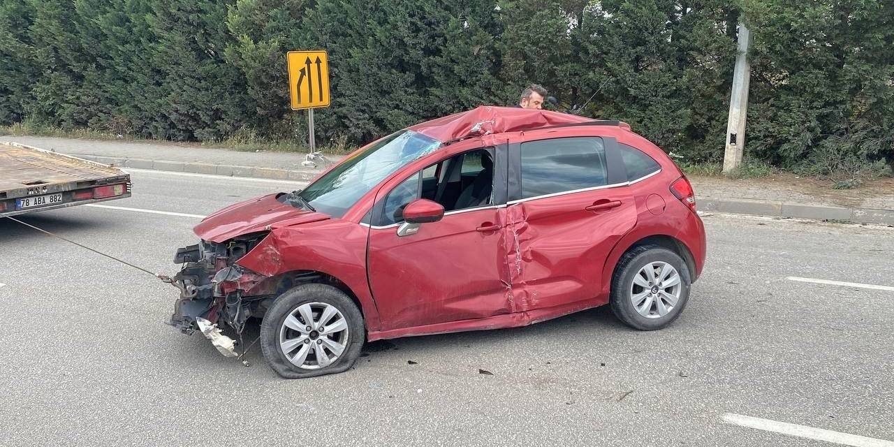 Otomobil Önce Kaldırıma Sonra Direğe Çarptı: 2 Yaralı