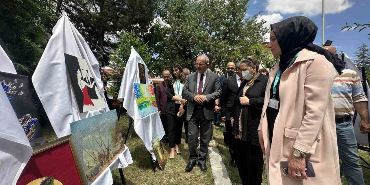 Toplum Ruh Sağlığı Merkezi’ndeki Hastaların El Emeği Göz Nuru Eserleri Sergilendi