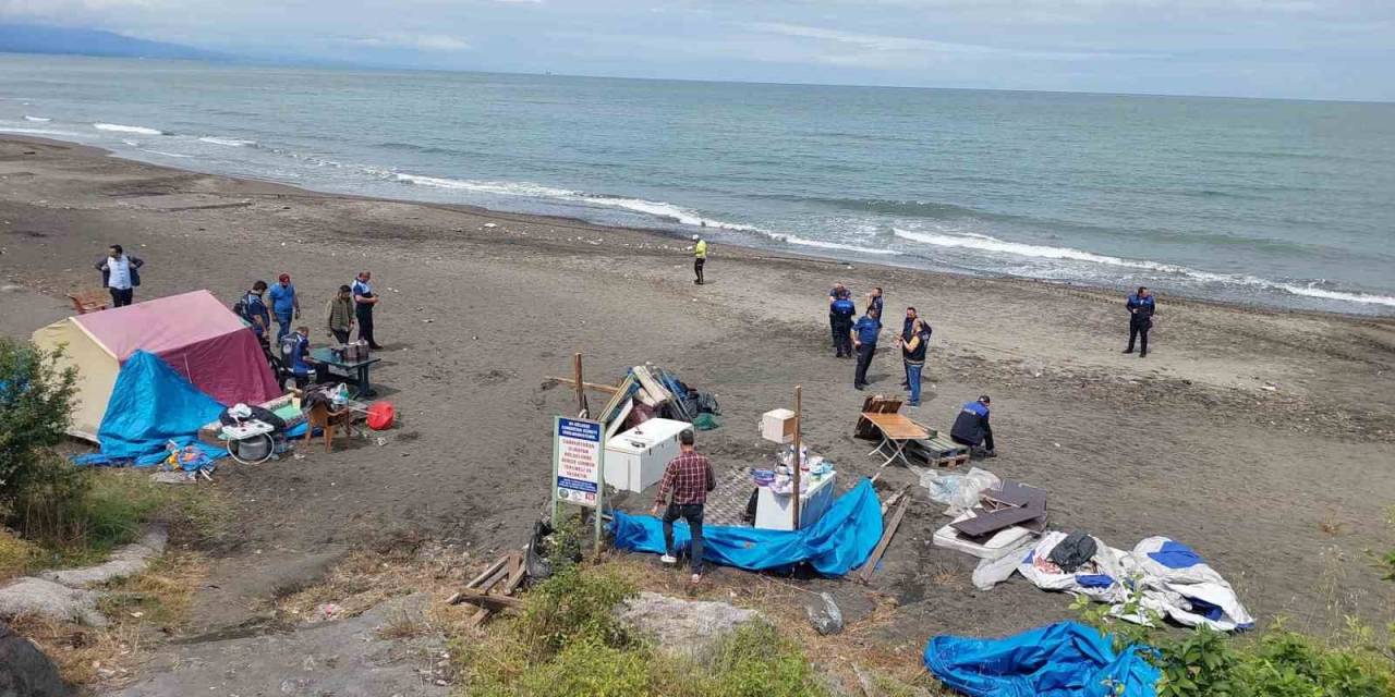 Plajı İşgal Eden Çadır Ve Barakalar Yıkıldı