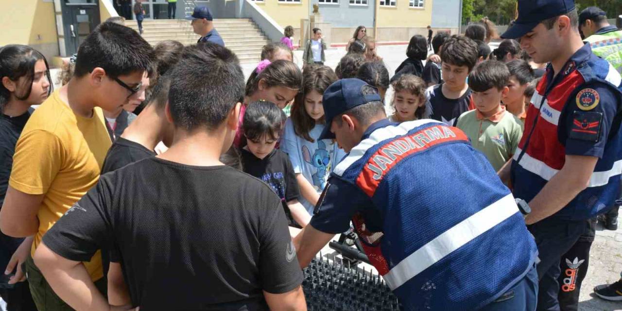 Bigadiç’te Öğrenciler İle Jandarma İle Buluştu