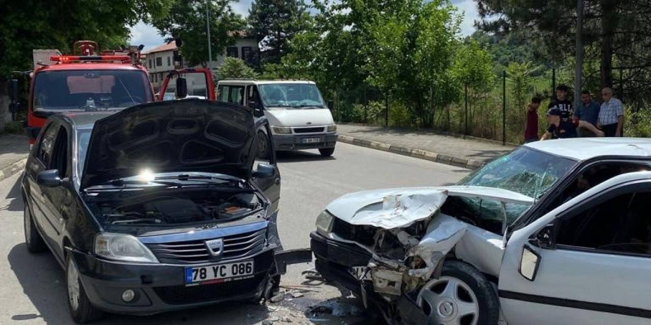 Çarpışan Otomobillerin Sürücüleri Yaralandı