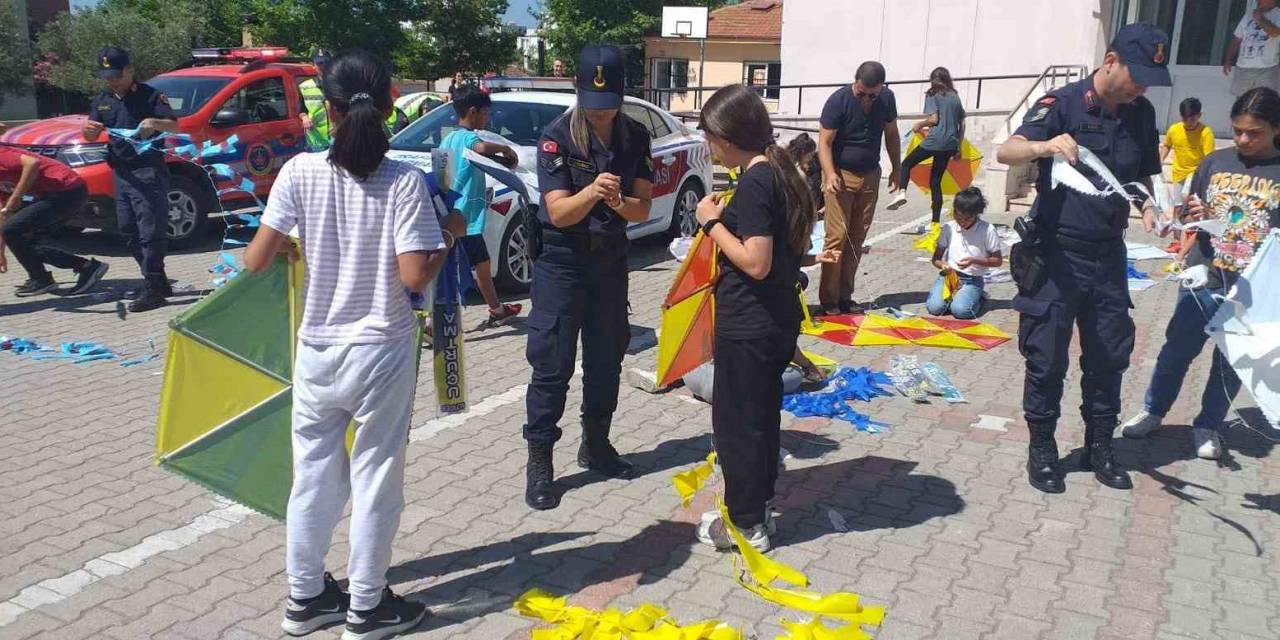 Edremit’te Jandarma, 184. Yılı Çocuklarla Uçurtma Uçurarak Kutladı