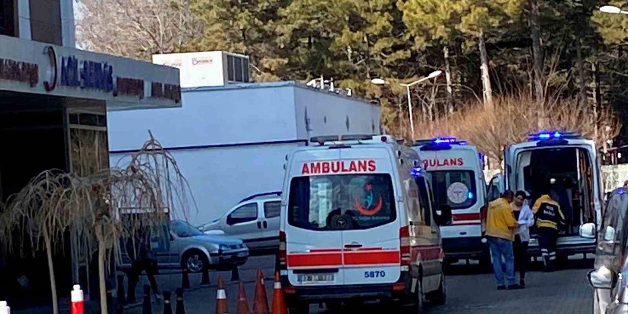 Su Taşkınında Kontrolden Çıkan Minibüs Devrildi: 6 Yaralı