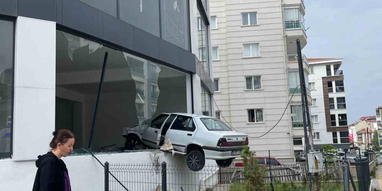 Ankara’da Tuhaf Trafik Kazası, Kaldırımdan Seken Araç Dükkanda Asılı Kaldı