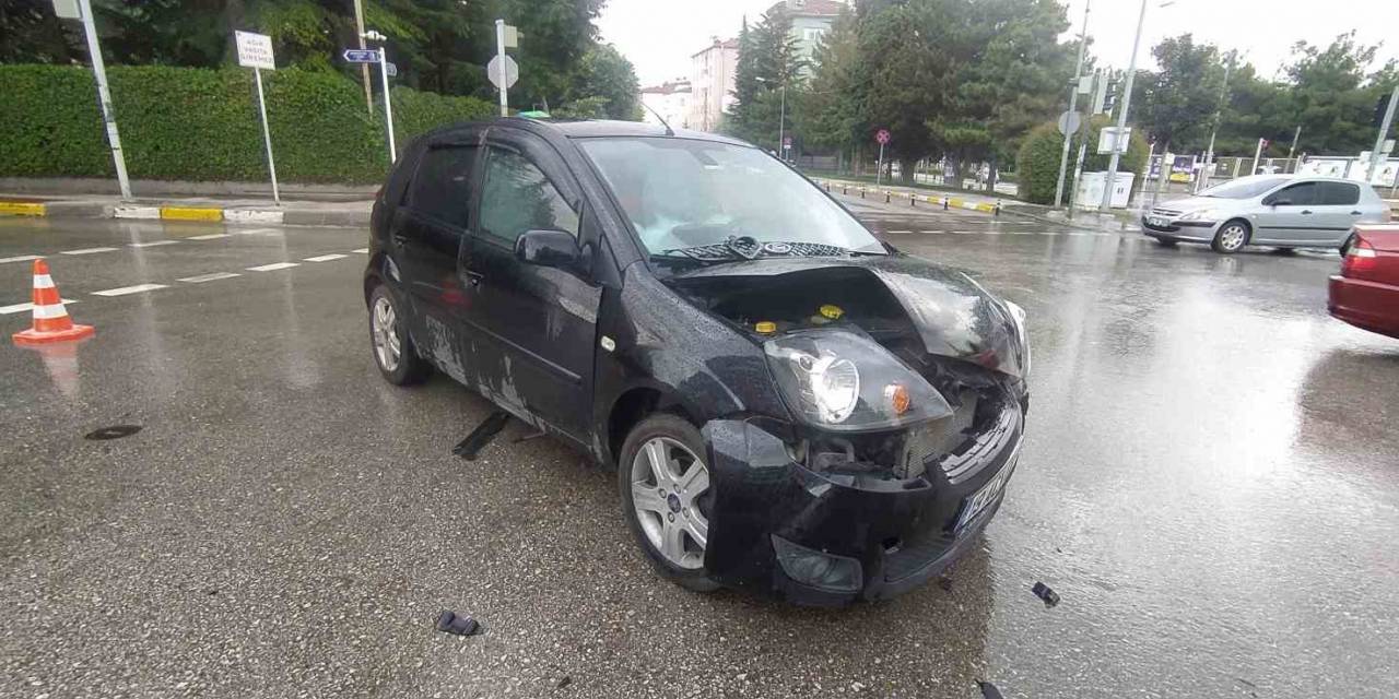 Otomobil İle Hafif Ticari Araç Çarpıştı: 1 Yaralı
