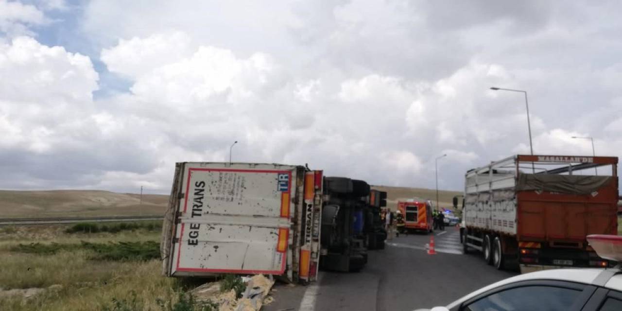 Devrilen Tırda Sıkışan Sürücüyü İtfaiye Kurtardı