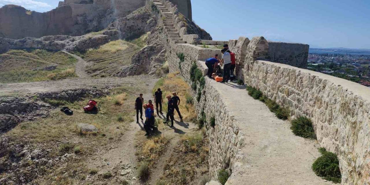 Van Kalesi’nden Düşüp Ayağı Kırıldı, Ekipler Tarafından Kurtarıldı