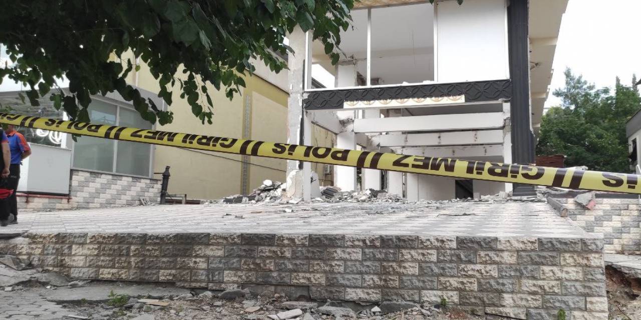 Ağır Hasarlı Binanın Sökülen Asansörünün Altında Kalarak Hayatını Kaybetti