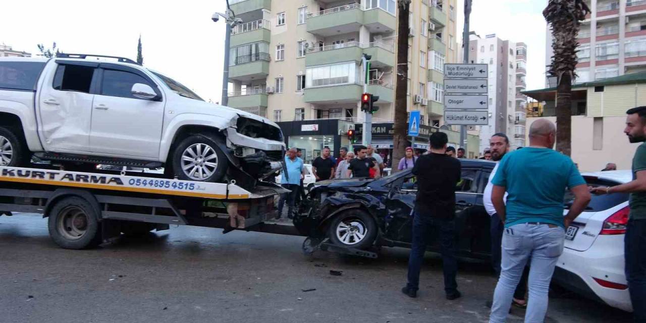 Adana’da Kavşakta Kaza: 3 Araç Hasar Gördü, 2 Sürücü Yaralandı