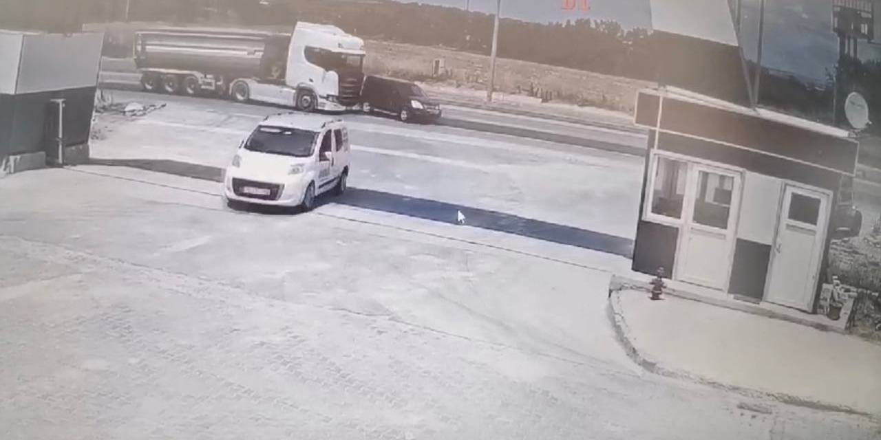 Tırın Şerit Değiştiren Otomobile Çarpıp Devrildiği Kaza Kamerada