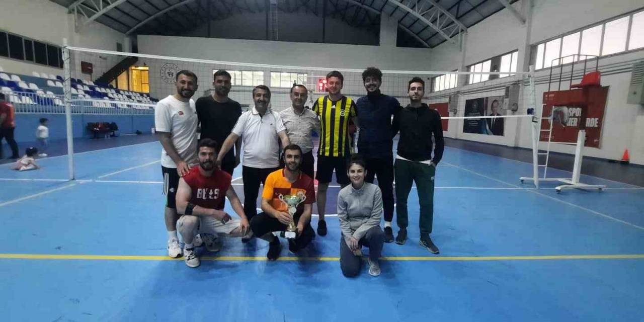 Eleşkirt’te Voleybol Turnuvasında Şampiyon Ergözü Ortaokulu