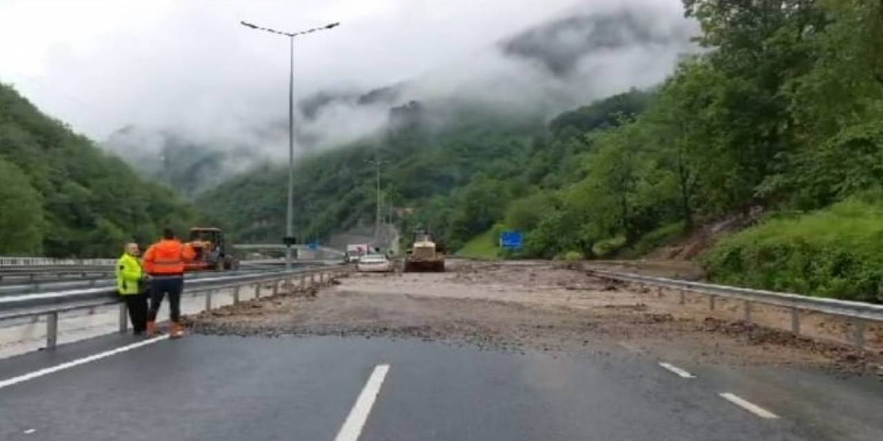 Trabzon-Gümüşhane Karayolu Yolu Sel Sularının Getirdiği Taş ve Çamur Nedeniyle Ulaşıma Kapandı