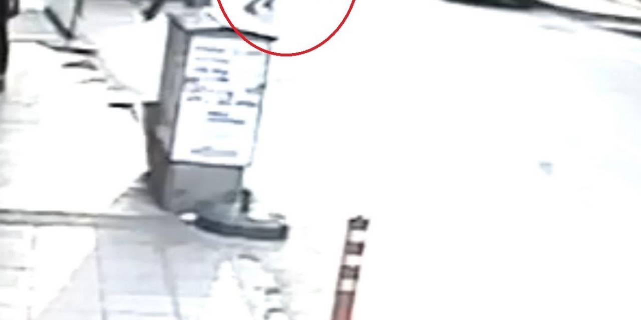 yola Aniden Fırlayan Çocuğa Otomobil Böyle Çarptı
