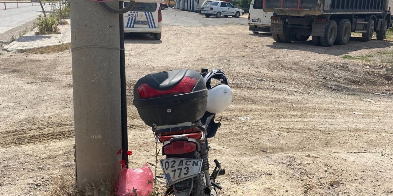 Motosiklet Kamyona Çarptı: 1 Yaralı