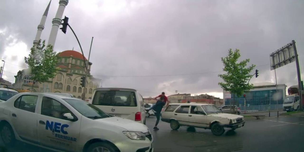 Film Sahnelerini Aratmayan Kavga Kamerada: Otomobilin Üzerinden Atlayıp Yumruk Yağmuruna Tuttu