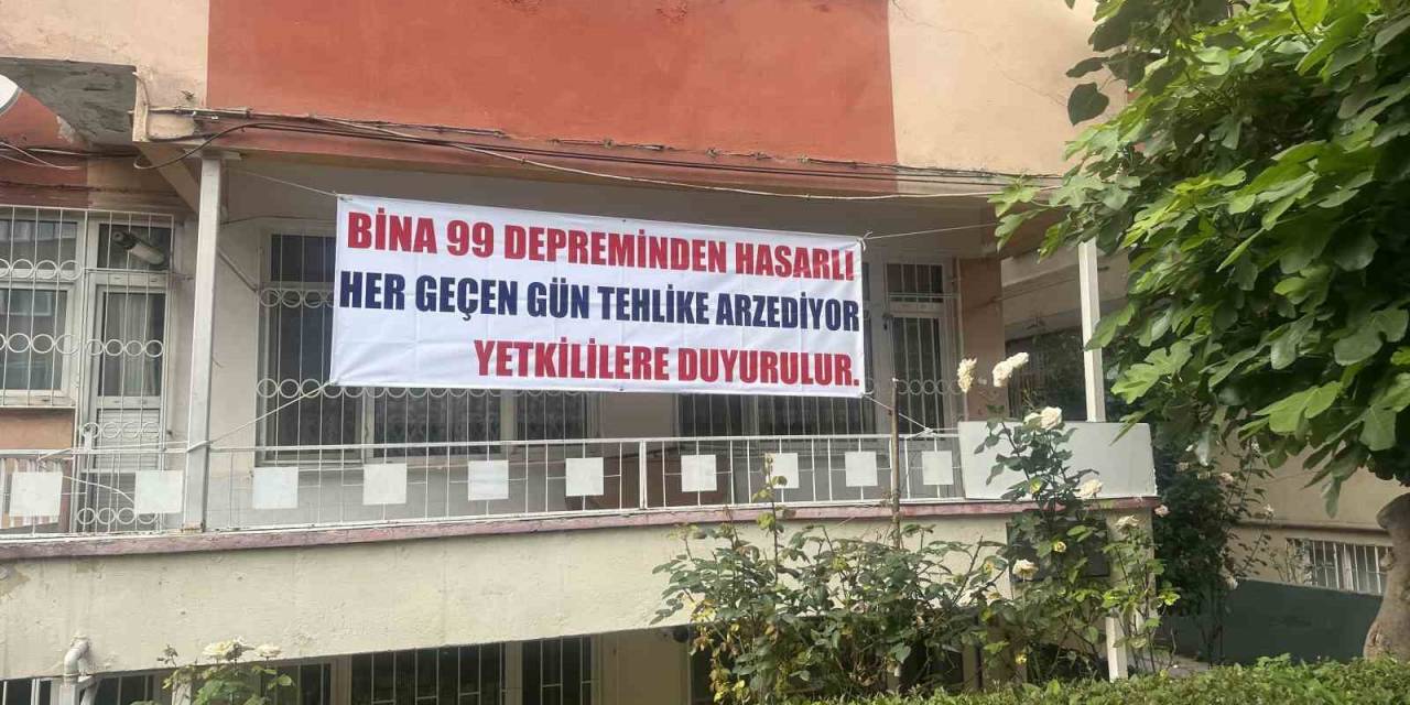 Bina Çökmesin Diye Tahta Parçalarıyla Güçlendirme Yapıp Pankartla Yardım İstedi