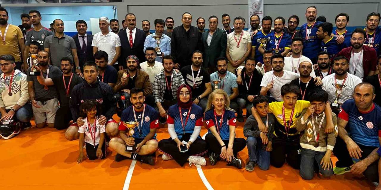 Tatvan’da Voleybol Ve Futbol Turnuvaları Tamamlandı