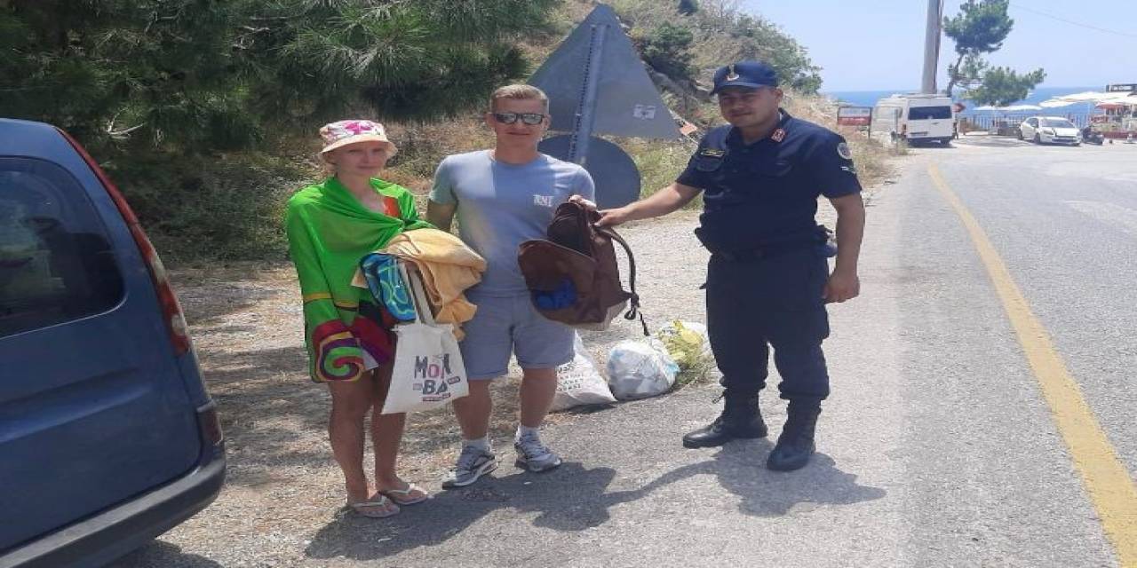 Denize Giren Turistlerin Eşyalarını Çalan Hırsız Yakalandı