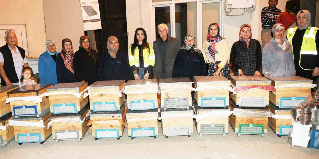 Sertifikalarını Alan Kursiyerlere İçinde Arı Olan Kovanlar Dağıtıldı