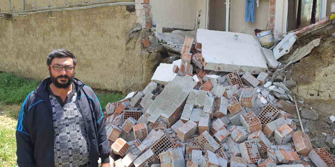 Sağanak Yağışa Dayanamayan Evin Duvarı Çöktü