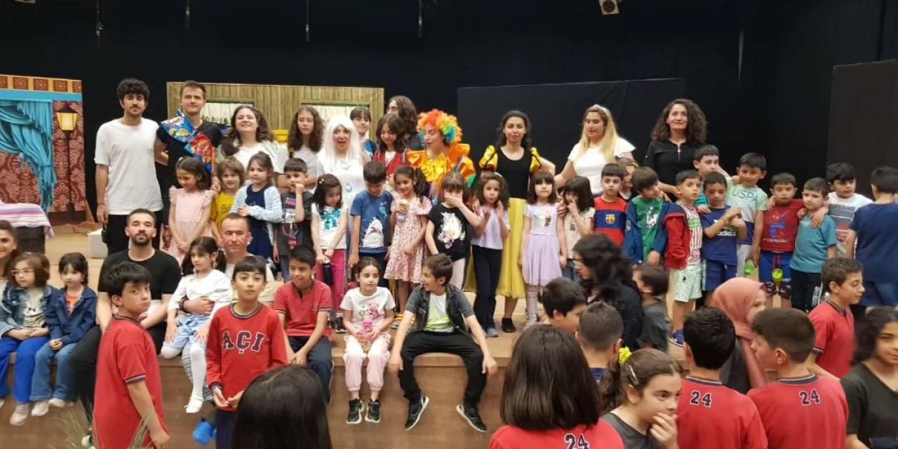 “dönüşüm Muhteşem Olacak" Tiyatro Oyunu Sahnelendi