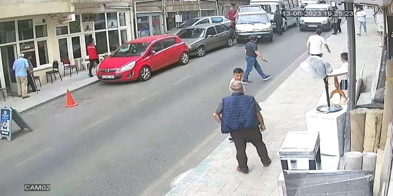 Freni Boşalan Minibüs Park Halindeki Araçlara Daldı