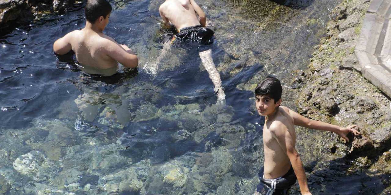 Sıcaktan Bunalan Çocuklar Süs Havuzunda Serinliyor