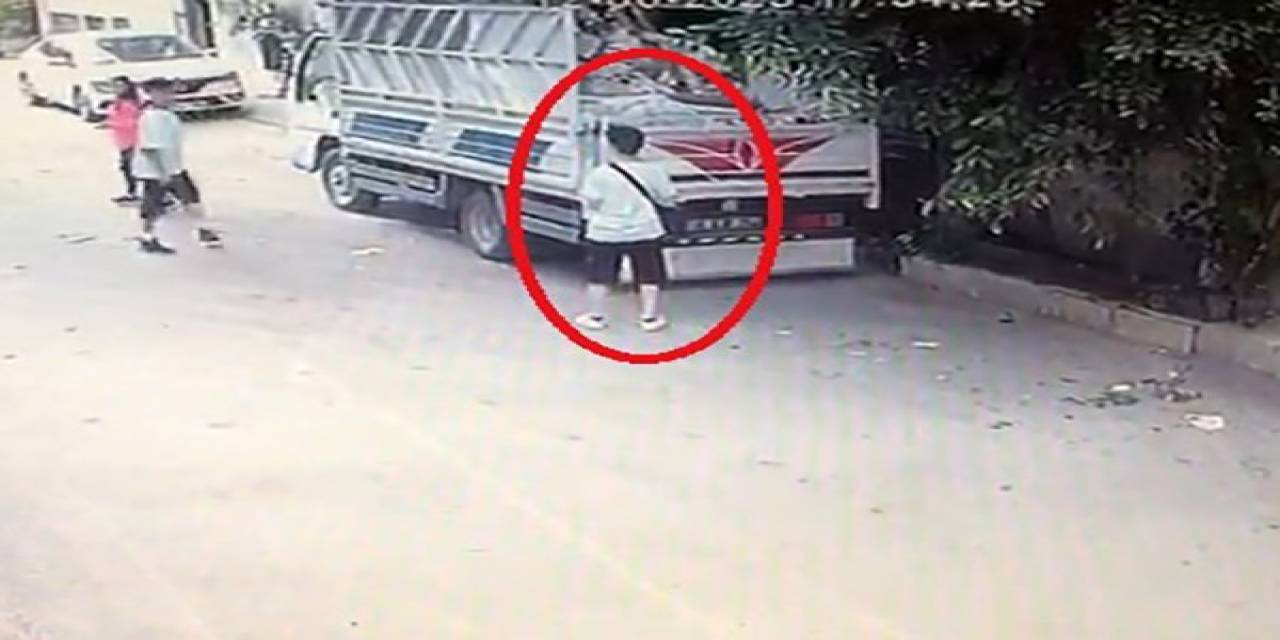 Çocukların Maytap Oyunu Pahalıya Mâl Oldu, Torpil Attıkları Kamyonet Alev Alev Yandı