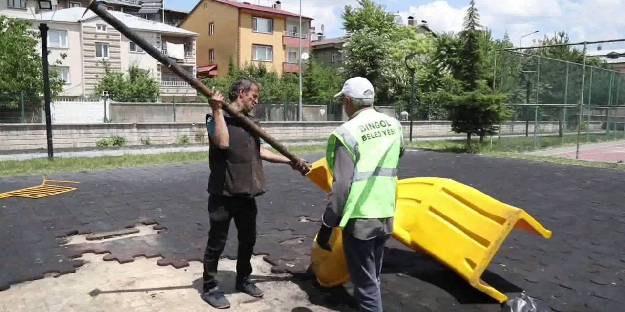 Ateşe Verilmişti, Belediye Ekipleri Çocuk Parkını Yeniledi