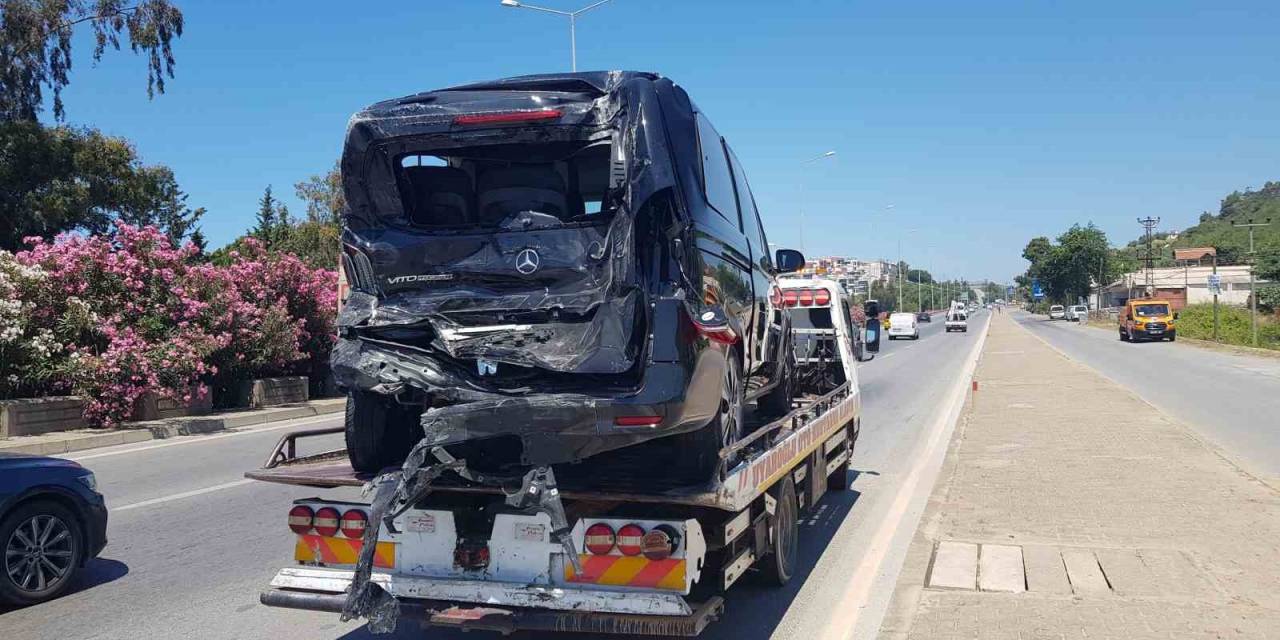 Antalya’da Midibüs İle Vip Minibüs Çarpıştı: 1’i Ağır 11 Yaralı