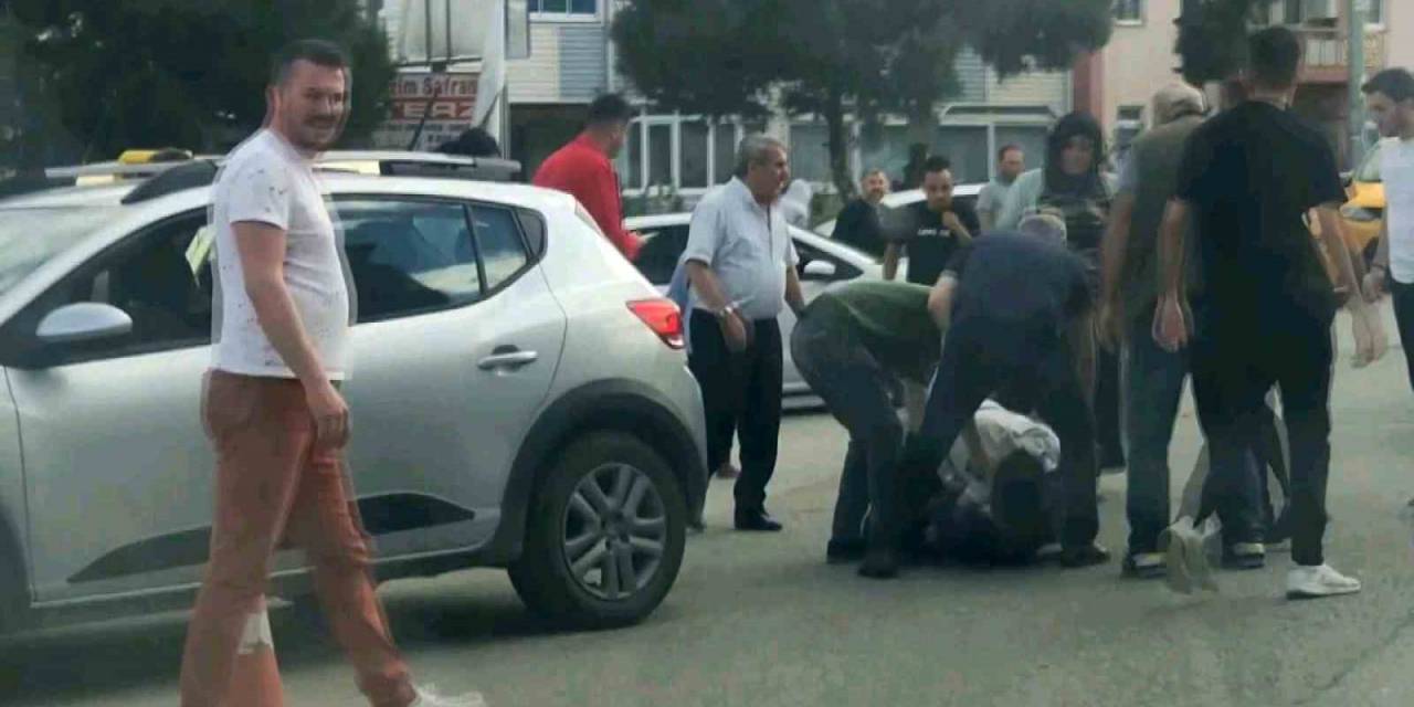 Yol Ortasındaki Taksi Sürücüsü Ve Vatandaşın Kavgası Kameraya Yansıdı