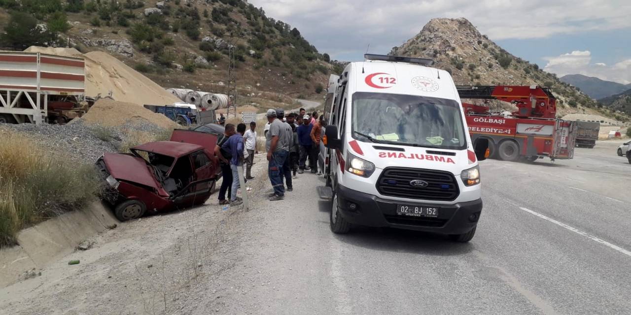 Gölbaşı’nda 2 Otomobil Çarpıştı: 3 Yaralı