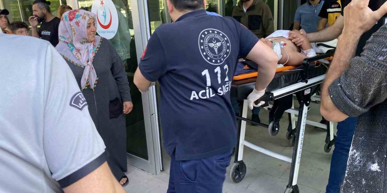 Yolun Karşısına Geçmek İsteyen Çocuğa Otomobil Çarptı