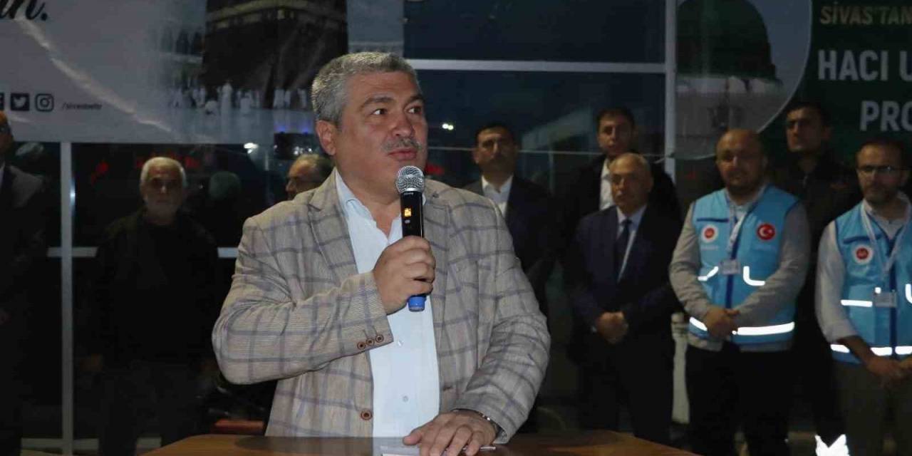 İlk Hac Kafilesi Dualarla Uğurlandı