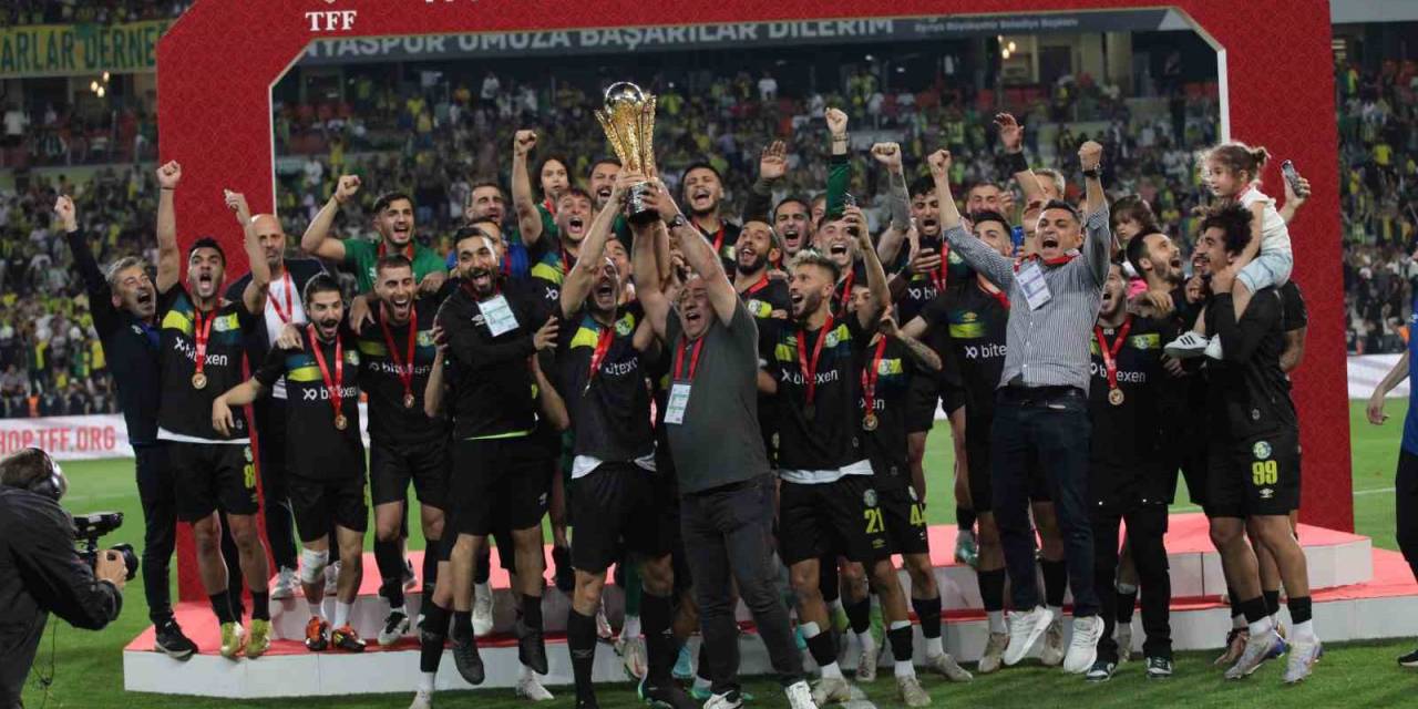 Spor Toto 1. Lig’e Yükselen Şanlıurfaspor Kupasını Kaldırdı