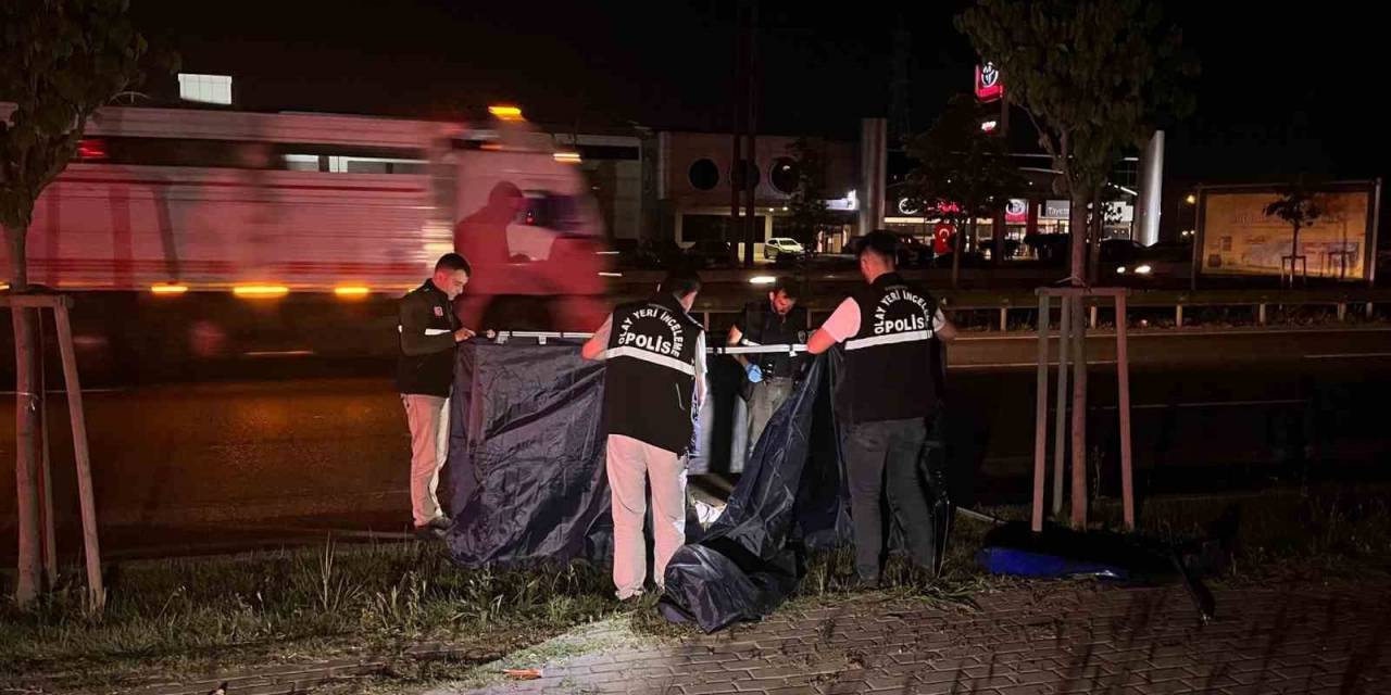Aracın Çarptığı Yaya Hayatını Kaybetti, Çarpan Sürücü Kayıplara Karıştı