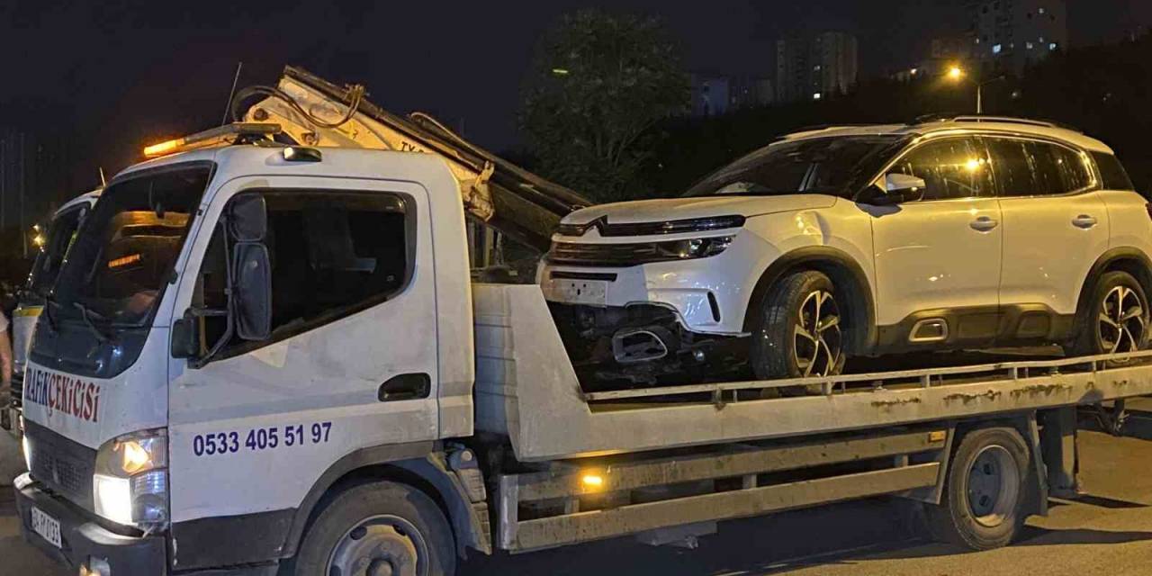 Küçükçekmece’de Şantiye Alanından Geçen Araç Çukura Düştü