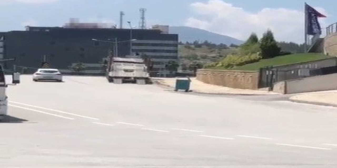 Tırdan Kayan Sıfır Suv Araç, Park Halindeki Otomobillere Çarptı