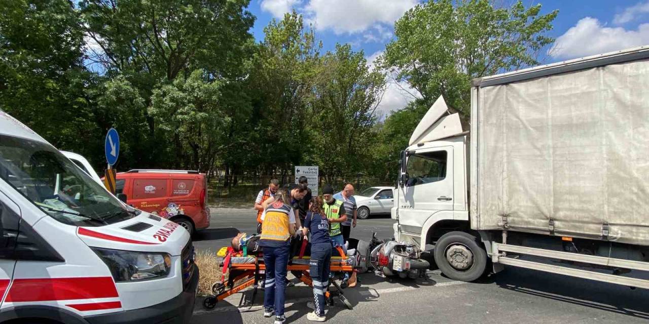 Çorlu’da Motosiklet Kamyonun Altına Girdi: 1 Yaralı